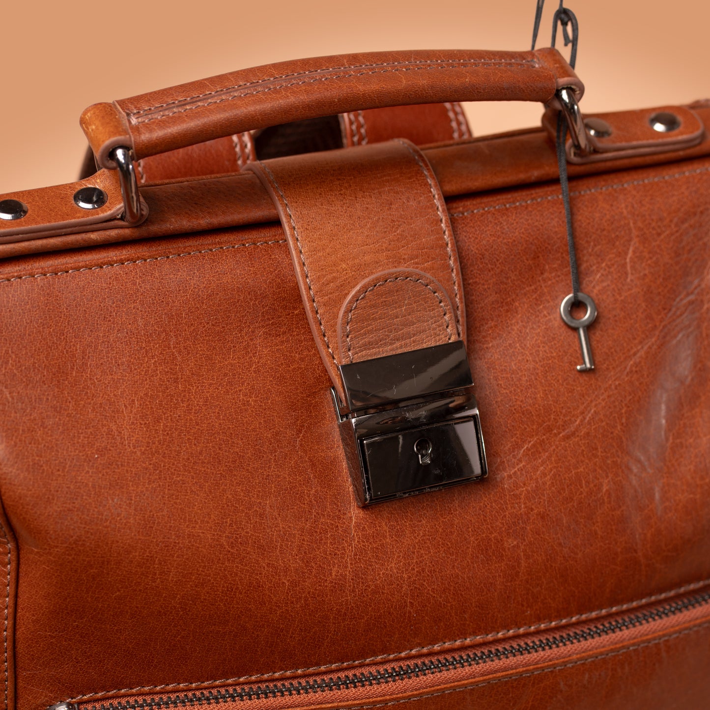 Eduro Classic Tan Leather Backpack Premium Lock Closure Detail | Iron Tailor